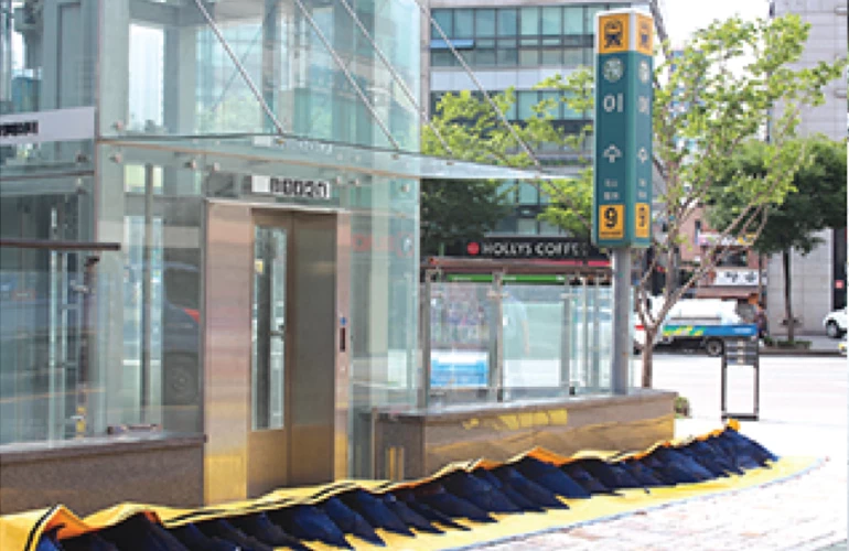 Seoul, Isu Station Entrance