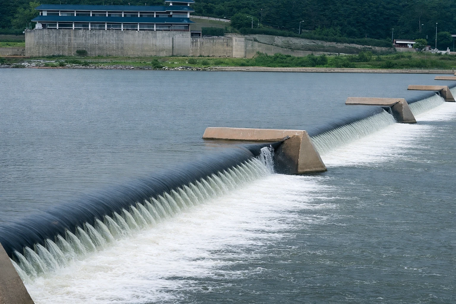 Rubber Dam vs Conventional Barrage: A Technical and Economic Comparison